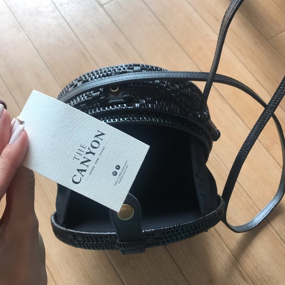 Adorable black round rayan bag by The Canyon - Picture 5 of 7